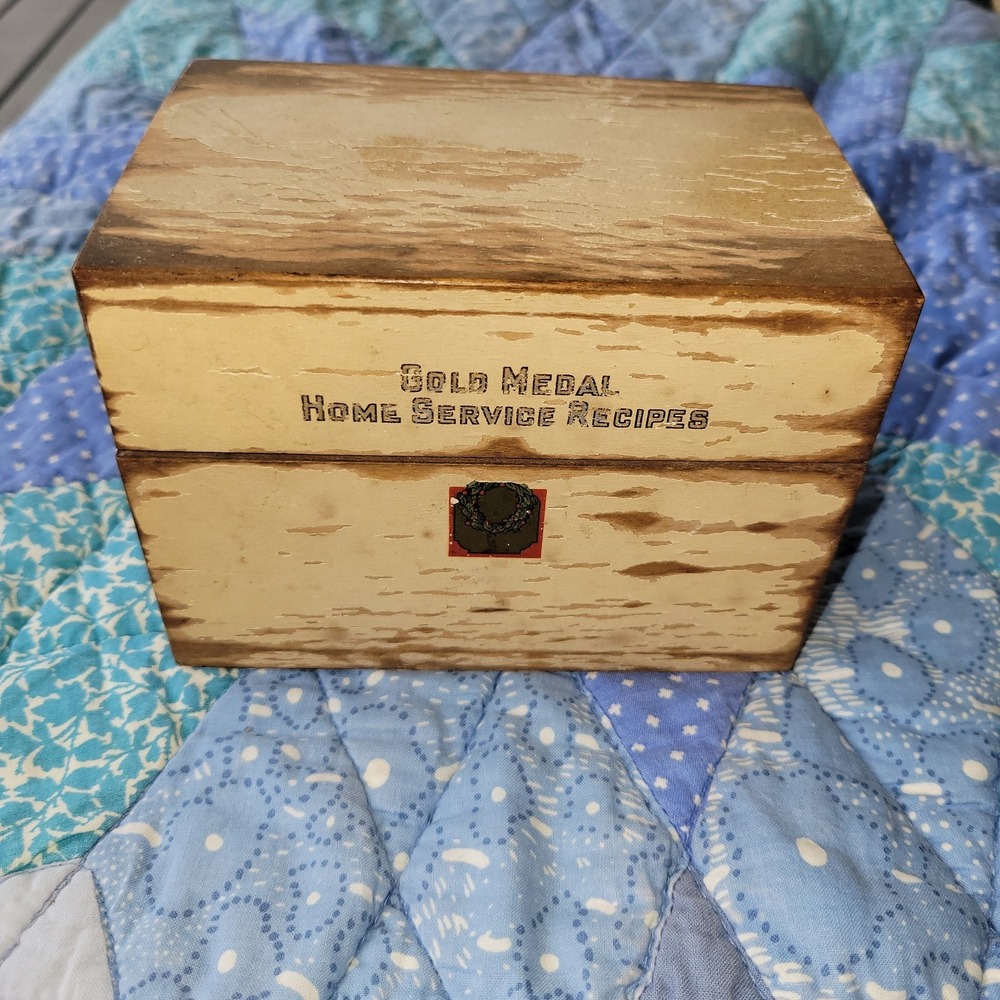 Vintage Gold Medal Wooden Recipe Box Hinged